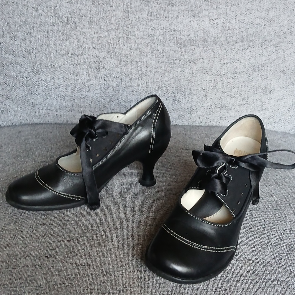 John Fluevog Fellowship Collection Lucille Black Leather MaryJanes Size 7